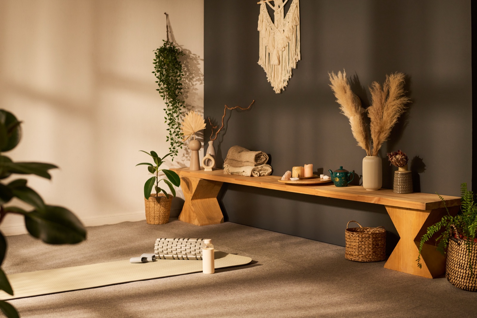 Warm studio-interieur met houten bank en kaarsen