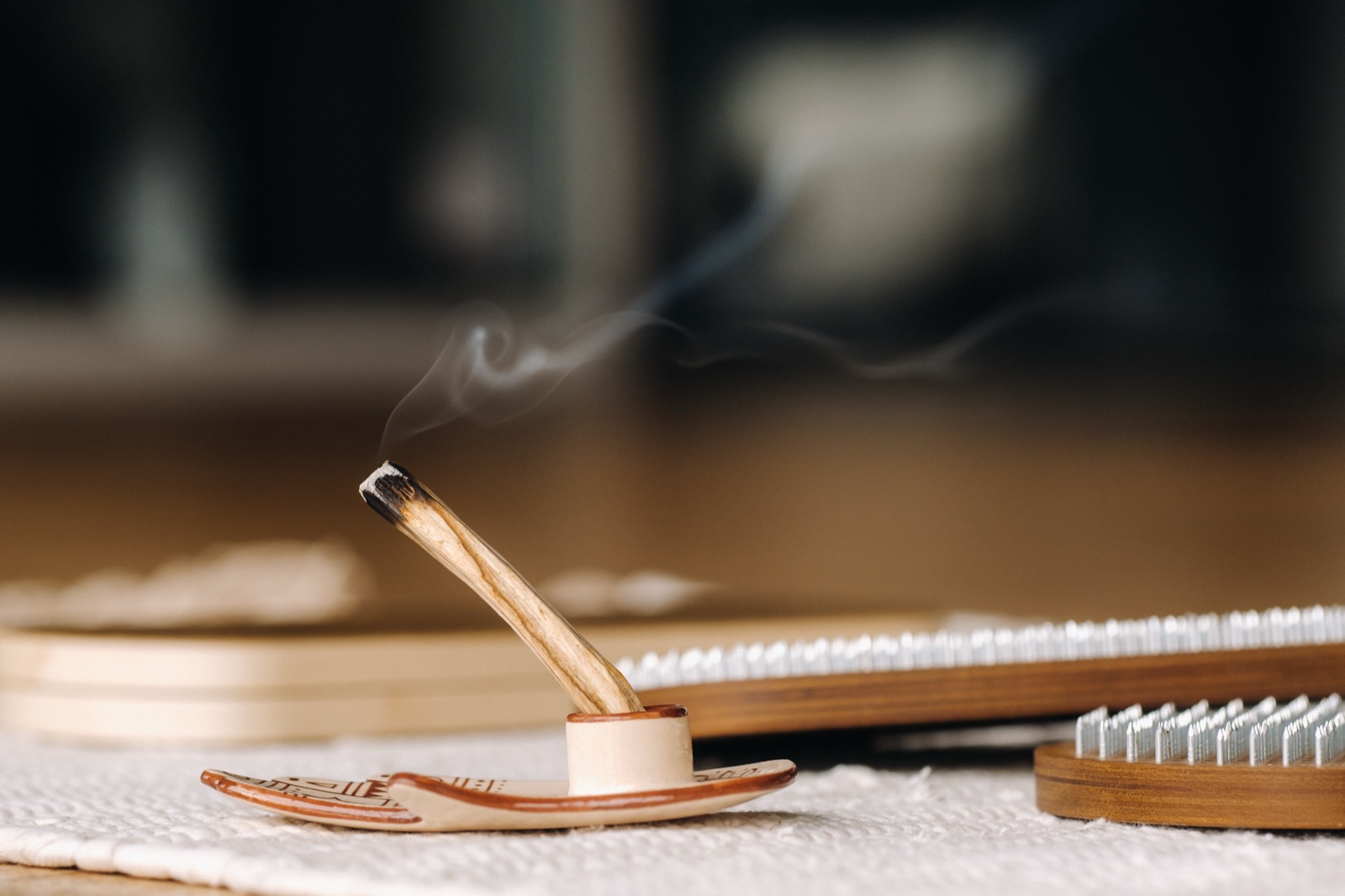 Brandende wierook met langzaam opstijgende rook